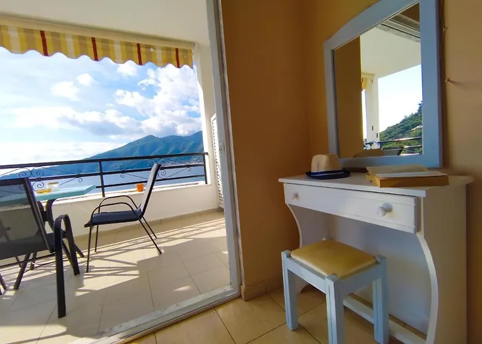 Celeste Golden 克里斯阿穆迪亚